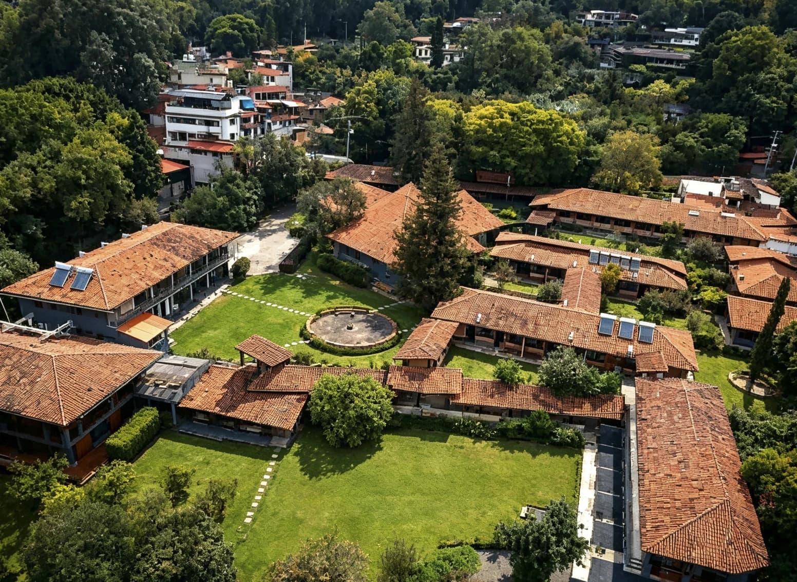 Orgánico Hotel Boutique Valle de Bravo - Vista panorámica aérea de las instalaciones y bosque